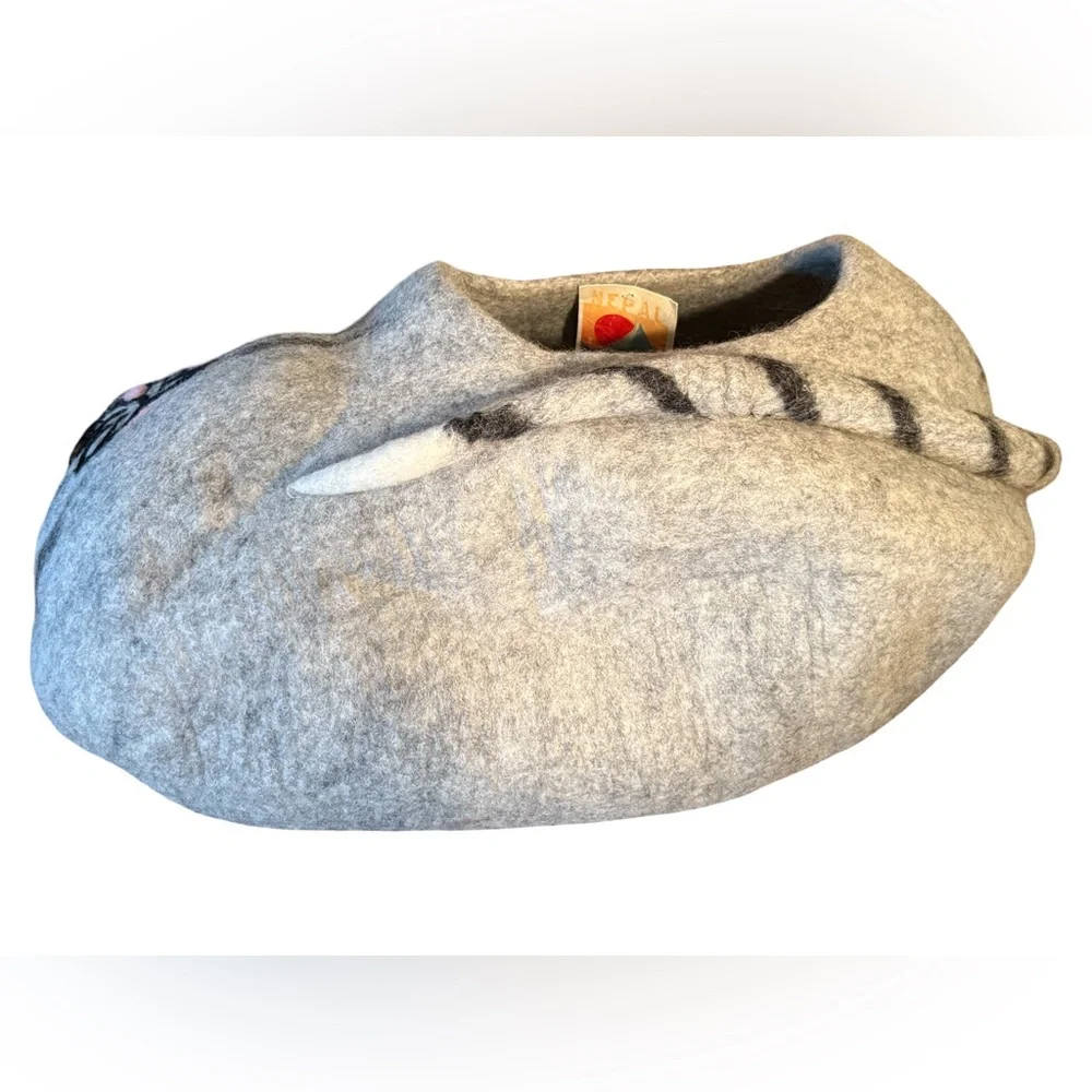 World Travelers Collection NWT Gray Wool Felted Huge Cozy Cat Cave Bed